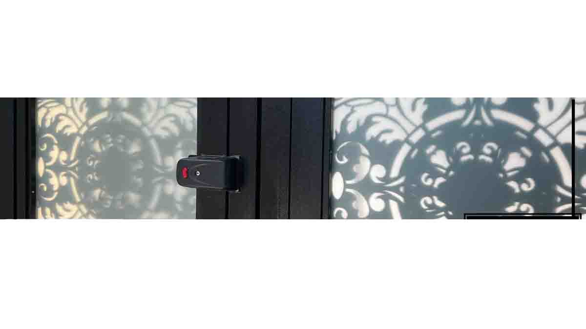 قفل برقی کله گاوی نصب شده پشت درب دو لنگه 