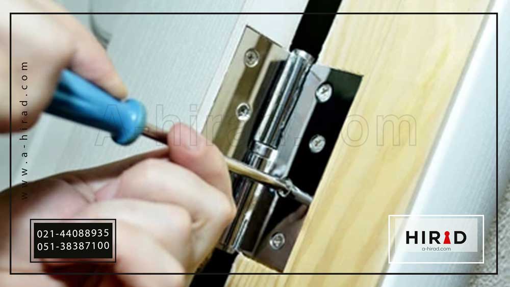 رگلاژ کردن ساده ی درب در خانه