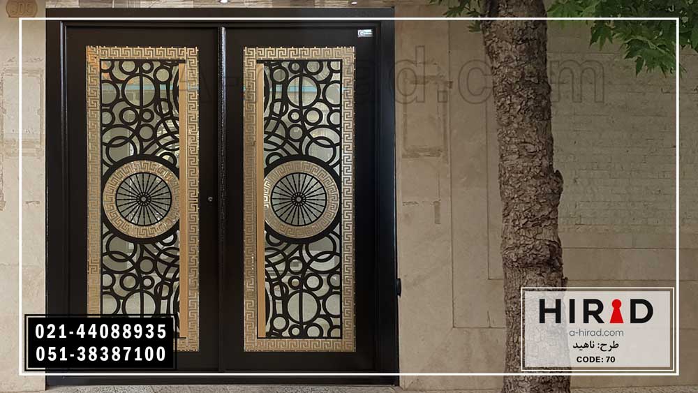 درب فلزی با برش لیزری طرح ناهید ترکیب شده با دو دستگیره یک و نیم متری طلایی