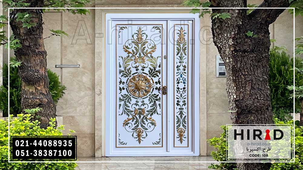درب فلزی همراه با کتیبه در بالای درب ترکیب شده با فرفورژه با رنگ آمیزی پتینه