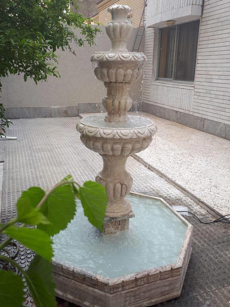 آبنما و حوضچه آب و مجسمه سنگی تزئینی
