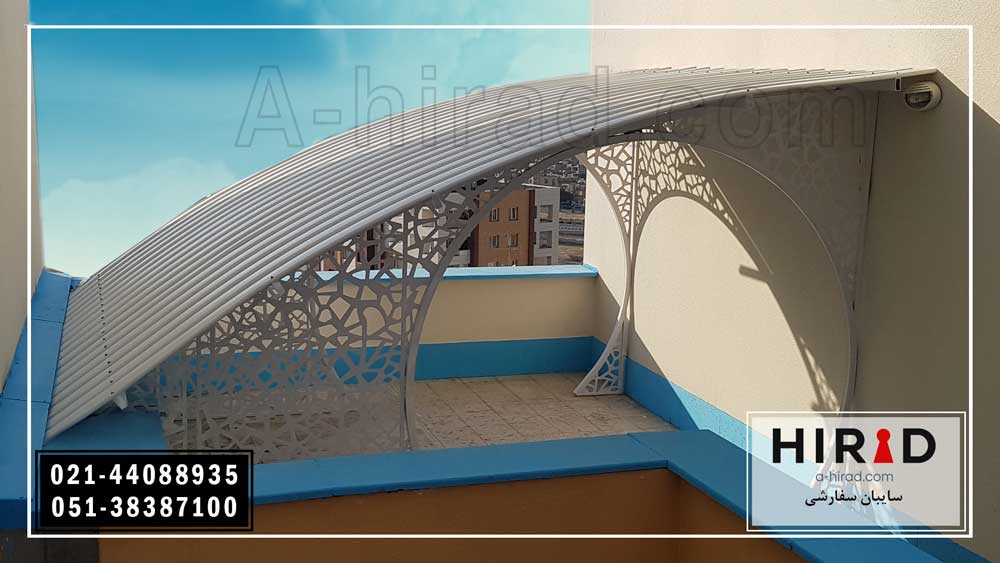 سایبان سفارشی نصب شده بر روی تراس با پوشش یو پی وی سی و سازه سایبان آهنی با رنگ کوره ای هیراد