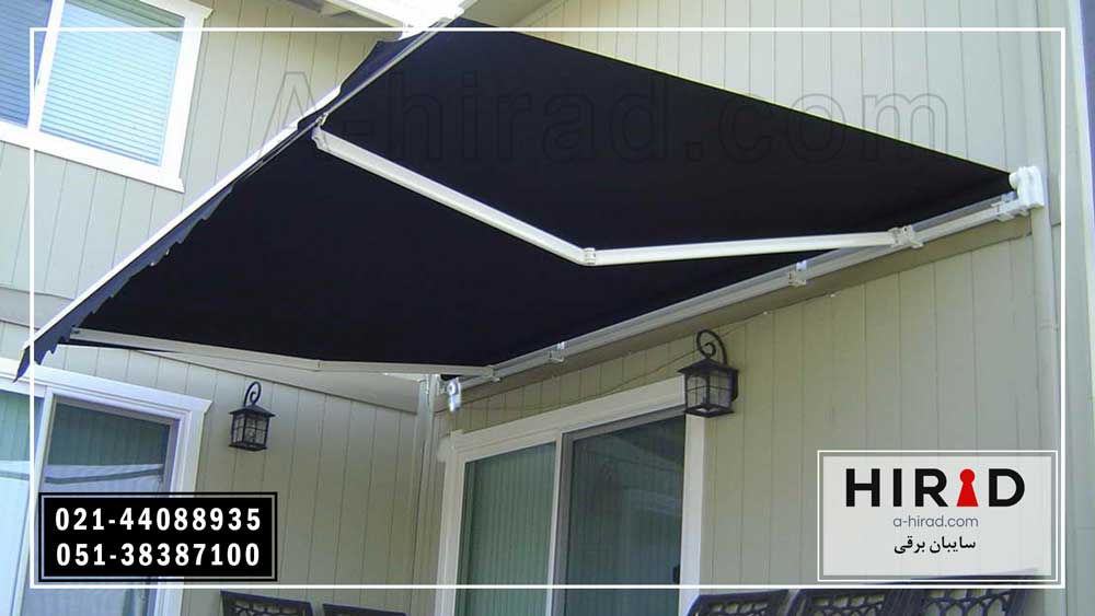 سایبان حیاط برقی نصب شده بالای درب به رنگ مشکی  هیراد