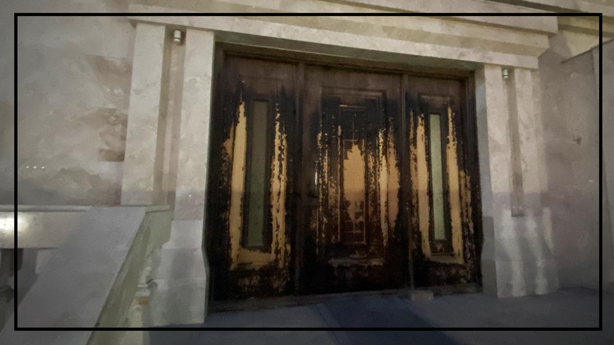 تصویر درب چوبی بدون سایبان درب بعد از 6 ماه