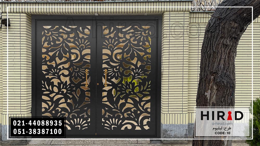 درب ورودی حیاط دو لنگه ساخته شده از ورقه های فولادی