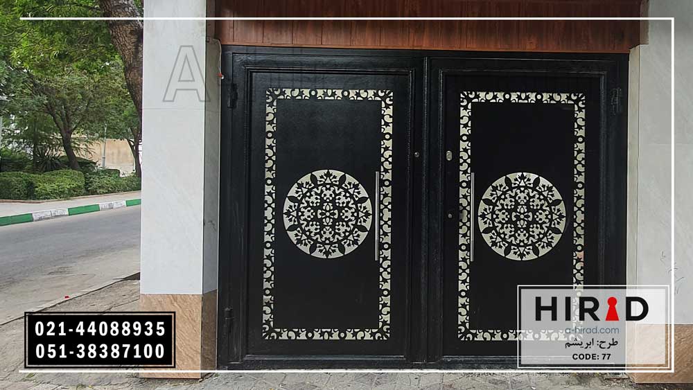 درب ورودی حیاط دارای شیشه سکوریت نشکن دولنگه