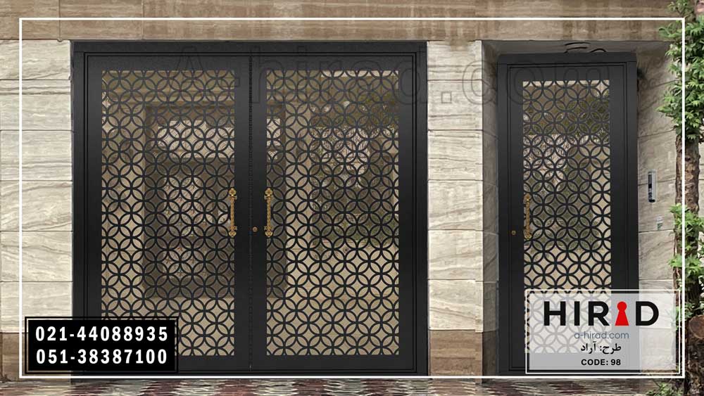 تصویر درب تک لنگه فلزی در کتار درب دو لنگه تولید شده شرکت هیراد