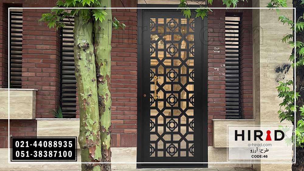 عکس درب فلزی تک لنگه در کنار ست دو لنگه نصب شده روی نمای ساختمان شمالی