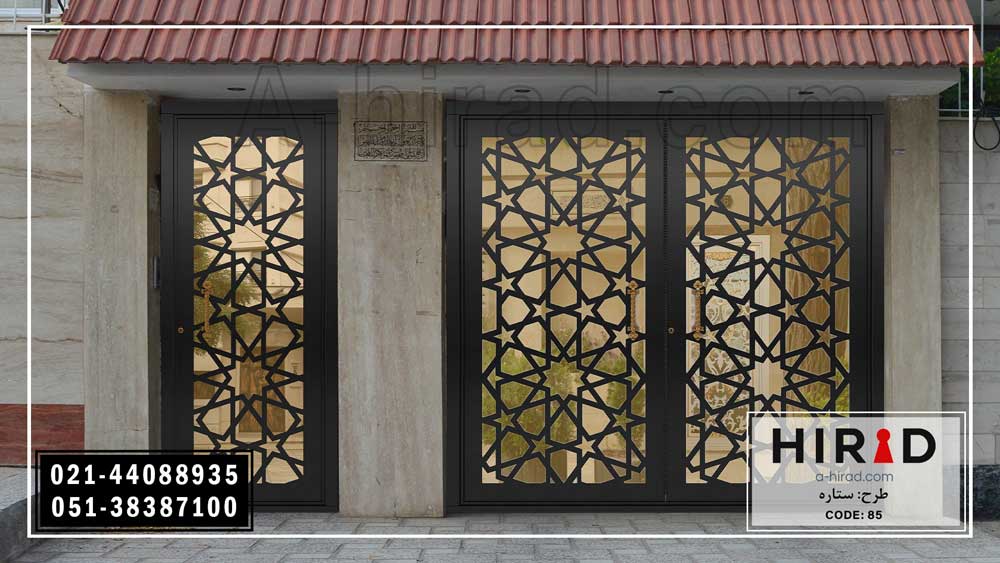 درب فلزی تک لنگه هیراد نصب شده روی نما 