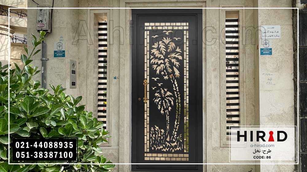 عکس درب فلزی نصب شده روی ساختمان جنوبی سی ان سی شده با طرح نخل هیراد