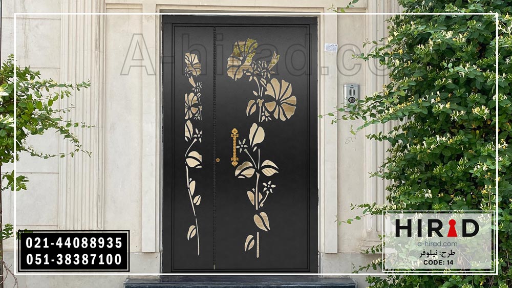 درب یک و نیم لنگه فلزی همراه با دستگیره های فولادی شیک و مدرن