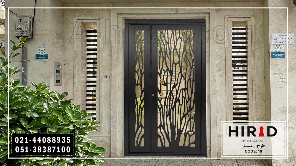 درب فلزی نفر رو ورودی مجتمع مسکونی با رنگ کوره ای مشکی هیراد طرح زمستان