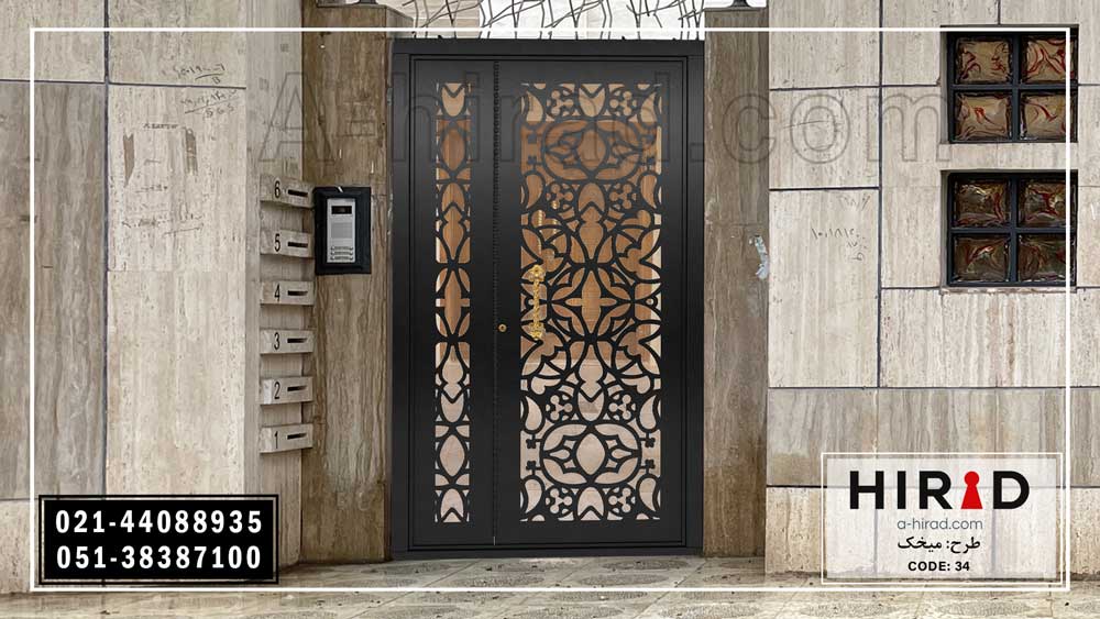 درب فلزی یک و نیم لنگه تجهیز شده به شیشه سکوریت نشکن و رنگ پودری الکترواستاتیک