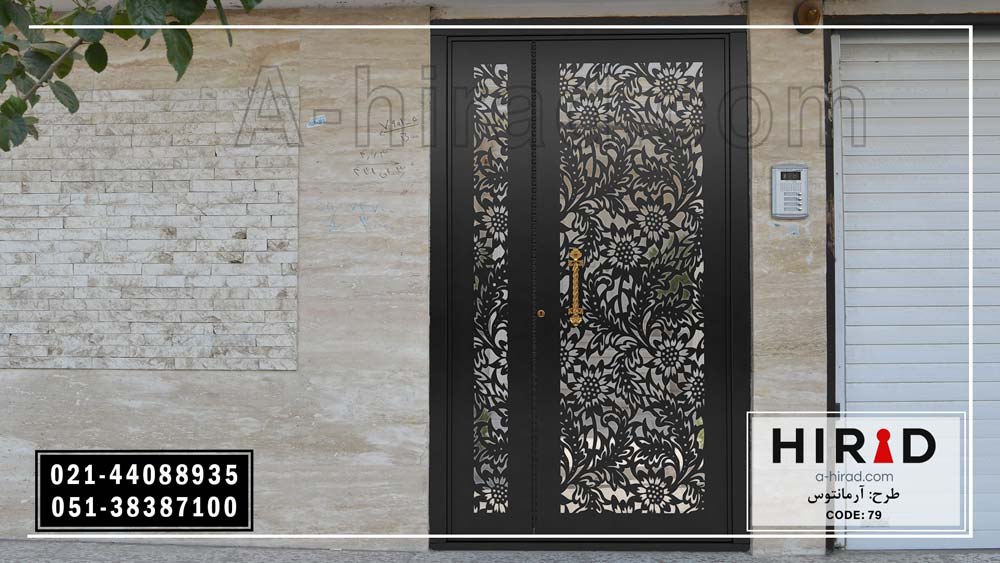 درب فلزی یک و نیم لنگه تجهیز شده با شیشه سکوریت نشکن مناسب برای ورودی ساختمان طرح آرامانتوس هیراد
