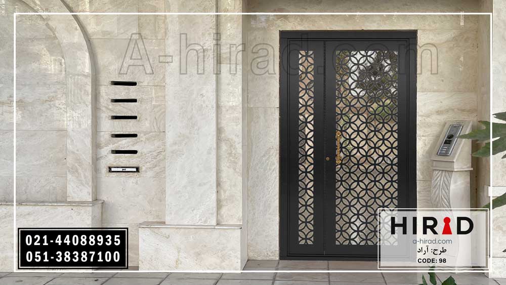 عکس درب یک و نیم لنگه فلزی هیراد نصب شده بر روی ورودی اصلی ساختمان جنوبی