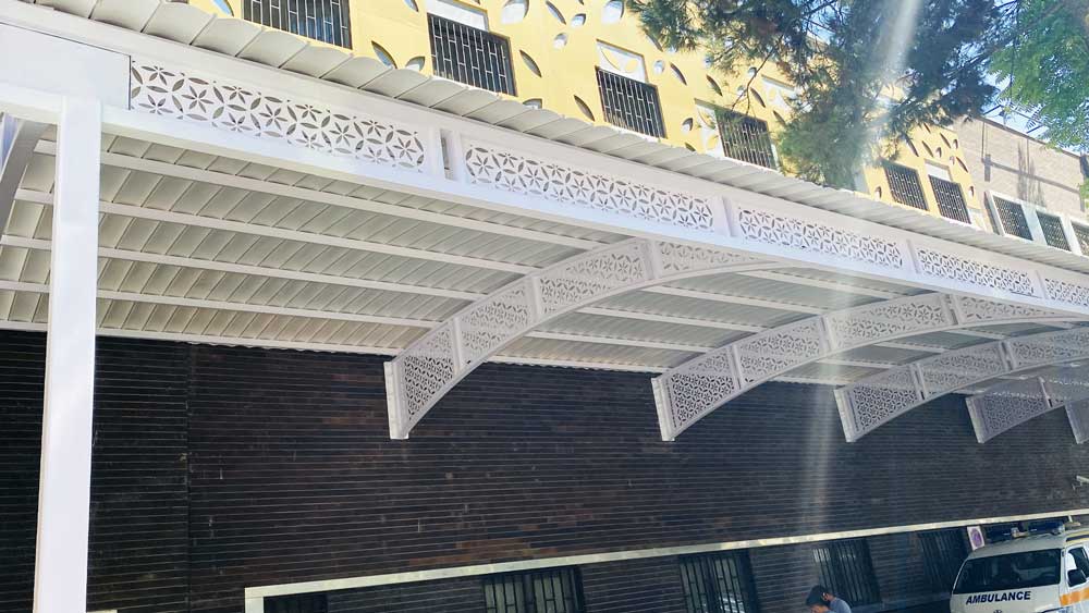 سایبان پارکینگ آمبولانس و اتوبوس آمبولانس هیراد با وسعت 300 متر مربع نصب شده در ورودی بیمارستان امدادی شهید کامیاب مشهد